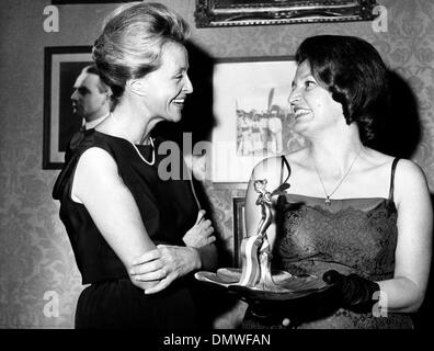 Mar. 21, 1964 - Paris, France - Pilote HRISSA PELISSIER, qui venait de traverser l'Atlantique à partir du Brésil par elle-même dans un petit avion, a été accueilli à l'Air-Club avec une tasse en l'honneur de tous ses spectacles. Sur la photo : Hrissa holding sa récompense et parlant avec pilote, Mme Jacqueline AURIOL. (Crédit Image : © Keystone Photos USA/ZUMAPRESS.com) Banque D'Images