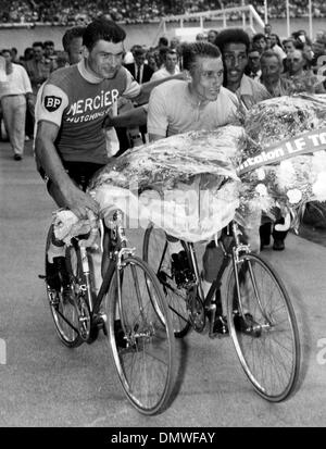 Juillet 14, 1964 - Paris, France - au Parc des Princes, après son arrivée, Raymond Poulidor et Jacques Anquetil a fait un tour d'honneur. Jacques gagné la course contre la montre. (Crédit Image : © Keystone Photos USA/ZUMAPRESS.com) Banque D'Images