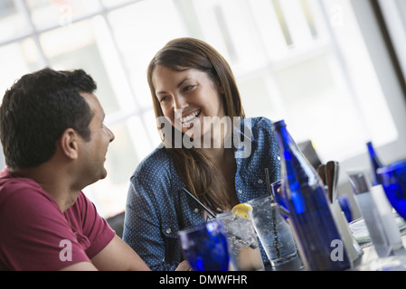 L'intérieur d'un café. Un couple assis à une table. Banque D'Images