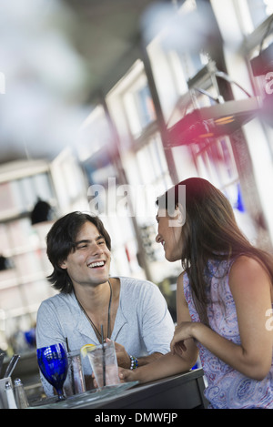 L'intérieur d'un café. Un couple assis à une table. Banque D'Images