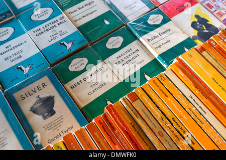 Ancien et moderne, Penguin Books en vente sur un étal sur London's South Bank. Banque D'Images