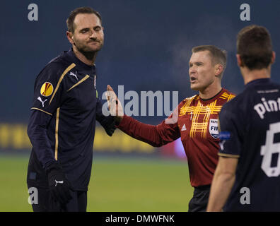 (131217) -- ZAGREB, le 17 décembre 2013 (Xinhua) -- photos prises le 12 décembre 2013 illustre Josip Simunic du Dinamo Zagreb (1e, L) grimaces au cours de l'UEFA Europa League Groupe B match de football contre le Ludogorets Razgrad au stade Maksimir de Zagreb, Croatie. La Croatie a remis la FIFA defender Josip Simunic 10 interdiction de jeu pour lui faire manquer la Coupe du monde entier après avoir mené fans en un chant pro-nazi après le play-off gagner sur l'Islande le mois dernier. Le conseil d'administration du football mondial a confirmé lundi que l'interdiction Simunic débutera à la Coupe du Monde au Brésil, et qu'il sera également interdit d'entrer dans le Banque D'Images