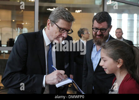 Berlin, Allemagne. 25Th Dec 2013. Séparer le ministre des Affaires étrangères allemand Guido Westerwelle (FDP, L) signe son autographe à la Bundestag allemand' à Berlin, Allemagne, 17 décembre 2013. La chancelière allemande, Angela Merkel, a été voté en pour la troisième fois que le chef de gouvernement le 17 décembre, après un vote par les parlementaires à son retour officiellement le poste. © dpa/Alamy Live News Crédit : afp photo alliance/Alamy Live News Banque D'Images