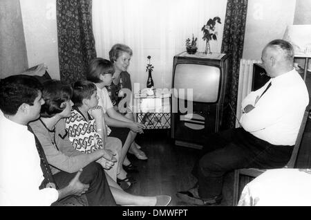 13 octobre, 1964 - Paris, France - La famille de la nageuse française Christine KIKI CARON, né le 10 juillet 1948, à regarder à la télévision les Jeux Olympiques 1964. (À partir de la L-R) Un ami de la famille, la plus ancienne sœur Kiki, ANNIE CARON (18), son frère DIDIER CARON (12), sa sœur CATHERINE (14), sa mère et son père à sa maison de Paris. (Crédit Image : © Keystone Photos USA/ZUMAPRESS Banque D'Images