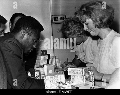 24 juillet 1966 - Londres, Angleterre, Royaume-Uni - joueur de football brésilien, EDSON NASCIMENTO 'PELE' acheter des cadeaux à l'aéroport de Londres au cours d'un long retard sur l'arrivée de l'avion. (Crédit Image : © Keystone Photos USA/ZUMAPRESS.com) Banque D'Images