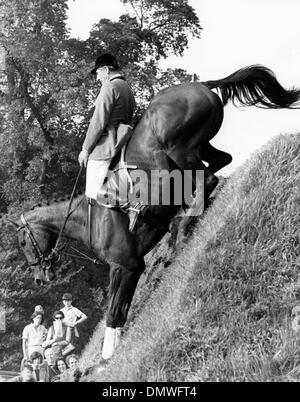 Septembre 12, 1966 - Sussex, Angleterre, Royaume-Uni - le saut classique Derby tenue à Hickstead, Sussex. A été remporté par David Broome sur 'Mister Softee' avec seulement la sixième round car la compétition a commencé il y a six ans. Sur la photo : Ted Williams sur 'Rival', qui se font concurrence sur les British Jumping Derby à Hickstead, Sussex. (Crédit Image : © Keystone Photos USA/ZUMAPRESS.com) Banque D'Images