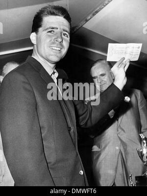 8 octobre, 1966 - Londres, Angleterre, Royaume-Uni - Golfeur Gary Player a gagné contre Jack Nicklaus au Piccadilly World Match Tournoi de Golf à Wentworth. Photo : Gary Player heureusement montre ce qu'il a gagné. (Crédit Image : © Keystone Photos USA/ZUMAPRESS.com) Banque D'Images