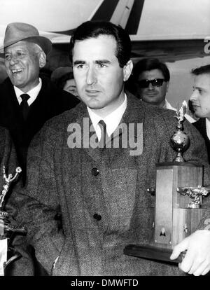 Feb 09, 1967 ; Rome, Italie ; racer Italien Lorenzo Bandini qui a remporté le "24 heures de Daytona Beach au volant de son 'Ferrari' P4, est revenu à Rome aujourd'hui à l'aéroport de Fiumicino. (Crédit Image : © Keystone Photos USA) Banque D'Images