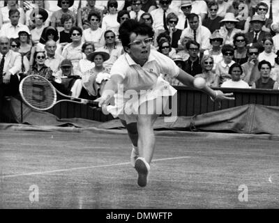 8 juillet 1967 - Londres, Angleterre, Royaume-Uni - champion de tennis Billie Jean King-beat ANN JONES dans la finale dames à Wimbledon. Sur la photo : Le roi passe après le ballon pendant le match. (Crédit Image : © Keystone Photos USA/ZUMAPRESS.com) Banque D'Images