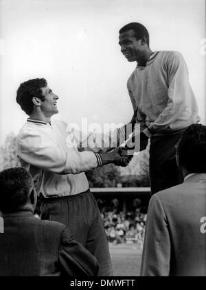 31 juillet 1967 - Paris, France - Runner Roger Bambuck est un athlète français, qui ont concouru dans principalement le 100 mètres. Bambuck a participé aux Jeux Olympiques d'été de 1968 et a reçu une médaille de bronze. Photo : Roger Bambuck, serre la main avec un adversaire après qu'il établit le record de 200 mètres. (Crédit Image : © Keystone Photos USA/ZUMAPRESS.com) Banque D'Images