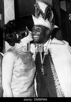 23 février, 1968 - Munich, Allemagne - footballeur brésilien Pelé est embrassé par sa femme après avoir été couronné Roi Carnaval au Sportsman's Ball à Munich. (Crédit Image : © Keystone Photos USA/ZUMAPRESS.com) Banque D'Images