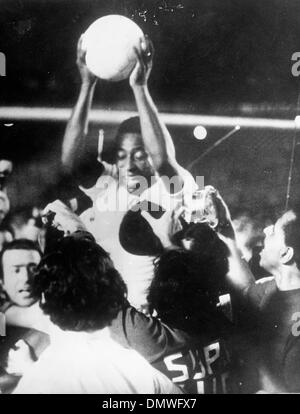 Novembre 24, 1969 - Rio de Janeiro, Brésil - joueur de football brésilien PELE se fait de haut de l'épaule par ses coéquipiers après avoir marqué son 10 000e but pendant un match au stade Maracana. (Crédit Image : © Keystone Photos USA/ZUMAPRESS.com) Banque D'Images