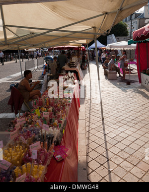 Soirée d'Amboise, avec blocage du marché des bonbons lollypops dans celophane, propriétaire d'avoir une pause et de manger Banque D'Images