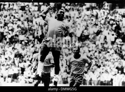 31 mai 1970 - Mexico City, Mexique - joueur de football brésilien, EDSON NASCIMENTO 'PELE' jouer dans la Coupe du Monde contre le Mexique. (Crédit Image : © Keystone Photos USA/ZUMAPRESS.com) Banque D'Images