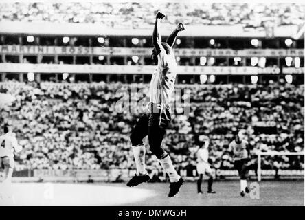 31 mai 1970 - Mexico City, Mexique - joueur de football brésilien, EDSON NASCIMENTO 'PELE' jouer dans la Coupe du Monde contre le Mexique.(Image Crédit : © Keystone Photos USA/ZUMAPRESS.com) Banque D'Images