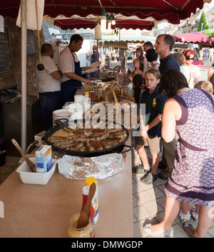 Amboise soir d'été marché, vendeur de saucisses à son échoppe Banque D'Images