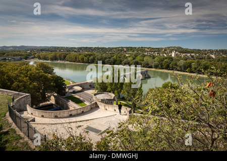 Les ruines de vestiges de l'ancien vieux Pont Saint-Bénezet aussi connu sous le pont d'Avignon, France, Europe. Banque D'Images