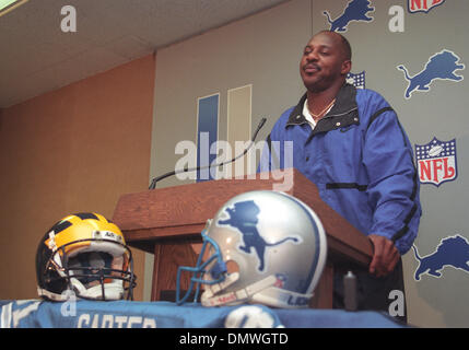 Oct 05, 1995 - Pontiac, MI, USA - NFL Detroit Lions de large récepteur et ancienne star de l'Université du Michigan ANTHONY CARTER annonce sa retraite du football. L'un des premiers récepteurs dans la NFL au cours de sa carrière, Carter accompli de nombreux exploits dans ses 11 ans comme un pro. Certains de Carter's réalisations comprennent : 7 635 verges de réception ; 52 les captures de toucher des roues ; 105 matchs consécutifs w Banque D'Images