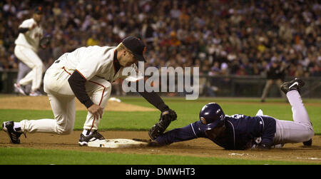 Juin 05, 2001 ; San Francisco, CA, USA ; Jeff Kent géants applique la balise à Rickey Henderson sur un pick off jouer au 1er dans la 5e manche de leur jeu Mardi Juin 5,2001. Henderson était sans danger sur le jeu. Le penalty est venue de lanceur Livan Hernandez géants. Banque D'Images