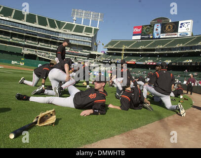 Jun 17, 2001 ; San Francisco, CA, USA ; un's Jeremy Giambi retient referme son casque sur le sol après l'avion à Calvin Murray dans la 6e manche de leur jeu Dimanche 17 Juin. Banque D'Images