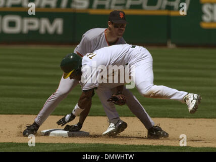 Jun 10, 2001 ; San Francisco, CA, USA ; Miguel Tejada (à droite) passe en 2e but géants Ramon Martinez pour l'out comme Tejada a essayé d'étirer un seul dans un lit dans la 5ème manche dimanche Juin 10,2001. Banque D'Images