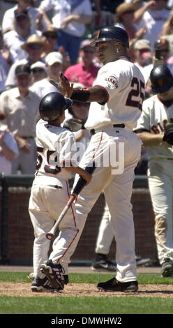 Jun 12, 2001 ; San Francisco, CA, USA ; Giants de San Francisco Barry Bonds reçoit une tape sur les dbc de son fils après avoir frappé son 34e H.R. de l'année au cours de la 6e manche de leur jeu aganist les anges auprès de la Pac Bell Park à San Francisco le 12 juin 2001. Banque D'Images