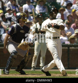 Jun 12, 2001 ; San Francisco, CA, USA ; Giants de San Francisco Barry Bonds frappe son 34e H.R. de l'année au cours de la 6e manche jeudi après-midi auprès de la Pac Bell Park à San Francisco en Californie le 12 juin 2001.Les Anges catcher Jorge Fabregas regarde en arrière-plan. Banque D'Images