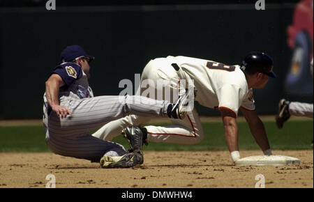 Jun 12, 2001 ; San Francisco, CA, USA ; San Francisco Giants # 39 Pedro Felix évite d'obtenir ramassé à la deuxième base dans la 4e manche que la balle s'éloigne de anges le deuxième but # 2 Adam Kennedy et passe en champ centre. Felix plus tard est entré en marquer autant les géants ont obtenu 5 s'exécute dans la manche pour prendre un 8-2 conduire auprès de la Pac Bell Park à San Francisco le 12 juin 2001. Banque D'Images