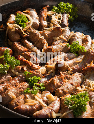 Amboise soir d'été marché, les saucisses cuites dans une grande casserole avec le persil Banque D'Images