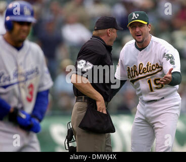 Jul 14, 2001 ; Oakland, CA, USA ; Oakland A's Mark pitcher Guthrie, # 19, soutient avec homeplate juge-arbitre Jeff Kellogg, # 37, après avoir frappé des Dodgers de Los Angeles, Alex Cora, # 3, dans la main lors de la 15ème manche de leur jeu Samedi, 14 juillet 2001 à l'Oakland Coliseum à Oakland, Californie Les Dodgers battre les A's 5-3. Banque D'Images