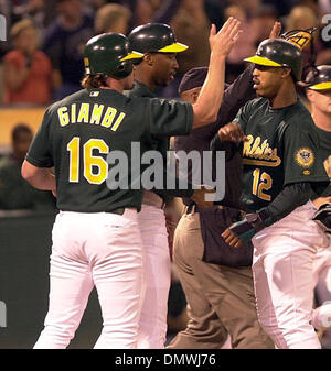 27 juil., 2001 ; Oakland, CA, USA ; (g à d) Jason Giambi, Jermaine Dye, et Terrence long de l'Oakland A's célébrer à la maison après les trois plaques revint à marquer en 6 manche contre les Royals de Kansas City le vendredi 27 juillet 2001 à Oakland, Calif. Banque D'Images