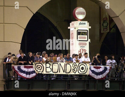 Oct 04, 2001 ; Houston, TX, USA ; la ligne des fans d'Enron arches du champ de la zone de champ gauche mais n'a pas réussi à voir l'un des home run mardi soir que les géants a ensuite battu les Astros de Houston par la marque de 4-1.( Banque D'Images
