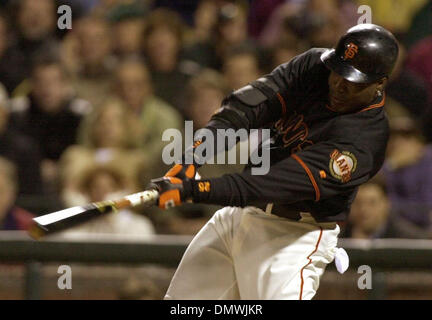 Oct 05, 2001 ; San Francisco, CA, USA ; Barry Bonds géants se connecte avec son 71e de la saison homer dans la 1ère manche de leur jeu avec les Dodgers de Los Angeles Mark McGwire surpassant Vendredi Octobre 5,2001. Banque D'Images