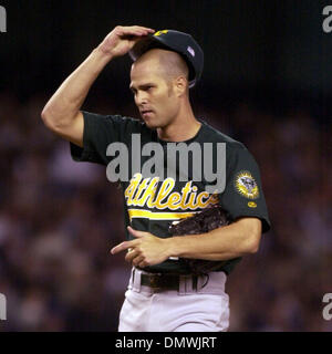 Oct 07, 2001 ; Bronx, NY, USA ; Oakland A's lanceur Tim Hudson, # 15, ajuste son chapeau tout en pitching à la Nouvelle York Yankee dans la 1ère manche du Match 2 de la Division américaine playoffs jeudi, 11 octobre 2001 au Yankee Stadium dans le Bronx, New York. Banque D'Images