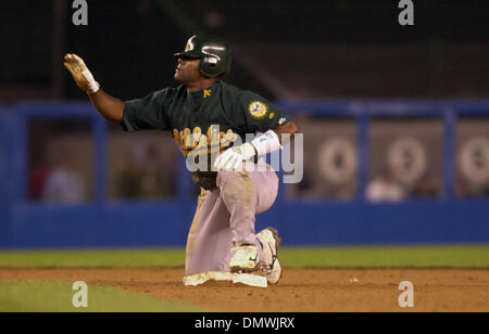 Oct 07, 2001 ; Bronx, NY, USA ; Oakland A's Miguel Tejada, n° 4, demande pour expirer après frapper un double dans la 2ème manche du Match 2 de la Division américaine playoffs contre les Yankees de New York' Jeudi, 11 octobre 2001 au Yankee Stadium dans le Bronx, New York. Banque D'Images