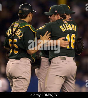 Oct 07, 2001 ; Bronx, NY, USA ; Oakland A's Jason Giambi, # 16 Jason Isringhausen pitcher, étreintes, # 44, tandis que d'être approché par catcher Ramon Hernandez, # 55, après avoir gagné 2-0 au cours du jeu 2 de la Division de la ligue américaine contre les séries New York Yankees le Jeudi, 11 octobre 2001 au Yankee Stadium dans le Bronx, New York. Oakland a battu New York 2-0. Banque D'Images