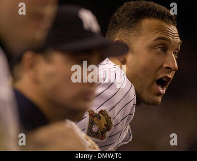 Oct 07, 2001 ; Bronx, NY, USA ; Derek Jeter des Yankees de New York, n° 2, crie à l'audience au cours des dernières minutes de la partie 2 de la Division américaine playoffs contre les Yankees de New York' Jeudi, 11 octobre 2001 au Yankee Stadium dans le Bronx, New York. Oakland a battu New York 2-0. Banque D'Images