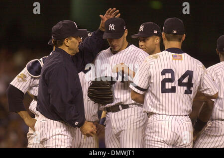 Oct 07, 2001 ; Bronx, NY, USA ; New York Yankees manager Joe Torre soulage pitcher Andy Pettitte, # 46, dans la 7ème manche du Match 2 de la Division de la ligue américaine contre les séries éliminatoires des Yankees de New York, le jeudi 11 octobre 2001 au Yankee Stadium dans le Bronx, New York. Oakland a battu New York 2-0. Banque D'Images