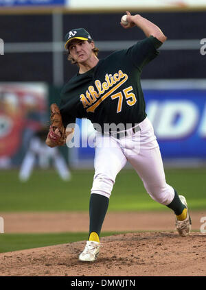 Oct 13, 2001 ; Oakland, CA, USA ; Oakland A's le lanceur partant, Barry Zito lance au cours de la troisième innning à Network Associates Colosium à Oakland (Californie) au cours de la Division de la ligue américaine sur la série Samedi, Octobre, 13, 2001. Banque D'Images