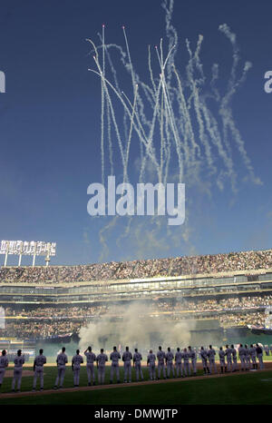 Oct 13, 2001 ; Oakland, CA, USA ; New York Yankees regarder la pyrotechnie pendant le début de leur match contre l'Oakland A's chez Network Associates Colosium à Oakland, Californie à la Division de la ligue américaine sur la série Samedi, Octobre, 13, 2001. Banque D'Images