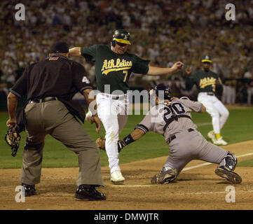 Oct 13, 2001 ; Oakland, CA, USA ; Oakland A's Jason Giambi tente de sauter par-dessus le gant de New York Yankee, Jorge Posada, dans la partie inférieure de la septième manche chez Network Associates Colosium à Oakland, Californie à la Division de la ligue américaine sur la série Samedi, Octobre, 13, 2001. Giambi a été appelé. Banque D'Images