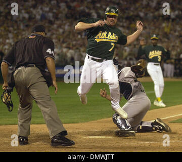 Oct 13, 2001 ; Oakland, CA, USA ; Oakland A's Jason Giambi tente de sauter par-dessus le gant de New York Yankee, Jorge Posada, dans la partie inférieure de la septième manche chez Network Associates Colosium à Oakland, Californie à la Division de la ligue américaine sur la série Samedi, Octobre, 13, 2001. Giambi a été appelé. Banque D'Images