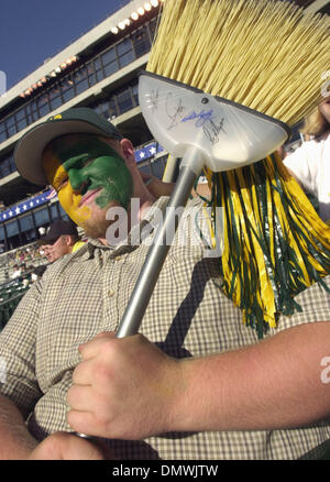 Oct 13, 2001 ; Oakland, CA, USA ; Leo Chavez, 17 ans, de Richmond, Californie a apporté son balai dans l'espoir l'Oakland A's balaiera les Yankees de New York chez Network Associates Colosium à Oakland, Californie à la Division de la ligue américaine sur la série Samedi, Octobre, 13, 2001. Chavez a participé à 45 matchs cette saison. Banque D'Images