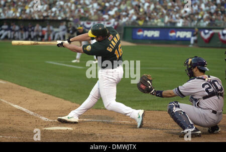 Oct 13, 2001 ; Oakland, CA, USA ; Oakland A's Jason Giambi hits dans un choix joueurs défensifs en quatrième manche en cours de jeu contre les Yankees de New York chez Network Associates Colosium à Oakland, Californie à la Division de la ligue américaine sur la série Samedi, Octobre, 13, 2001. Jermaine Dye a été à la deuxième base. Banque D'Images