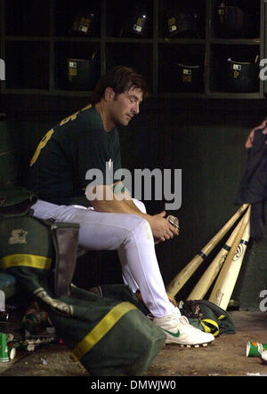 Oct 13, 2001 ; Oakland, CA, USA ; Oakland A's catcher Greg Myers vit seule dans l'étang après l'un est perdu pour les Yankees de New York 1-0 en trois jeu de Division de la ligue américaine à joué série Network Associates Coliseum à Oakland, Californie, le samedi 13 octobre, 2001. Banque D'Images