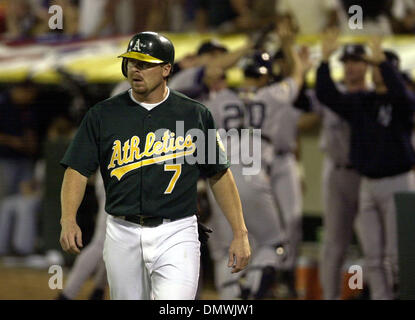 Oct 13, 2001 ; Oakland, CA, USA ; New York Yankees célèbrent après Oakland A's Jeremy Giambi a été interdit à la plaque dans la septième manche en gardant l'une de lier la partition. L'un perdu pour les Yankees de New York 1-0 en trois jeu de Division de la ligue américaine à joué série Network Associates Coliseum à Oakland, Californie, le samedi 13 octobre, 2001. Banque D'Images