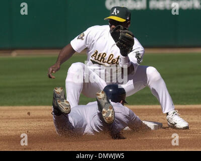 Oct 14, 2001 ; Oakland, CA, USA ; New York Yankee Derek Jeter glisse dans la deuxième avant d'être interdit par Oakland A's Miguel Tejada pendant la partie de l'American League quatre séries de la Division à Network Associates Coliseum à Oakland, Californie le dimanche, 14 octobre 2001. Banque D'Images