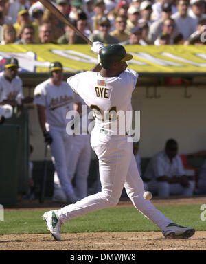 Oct 14, 2001 ; Oakland, CA, USA ; Oakland A's Jermaine Dye fautes un pas hors de sa jambe au cours de la troisième manche du match de la ligue américaine quatre séries de la Division contre les Yankees de New York à Network Associates Coliseum à Oakland, Californie le dimanche, 14 octobre 2001. Banque D'Images