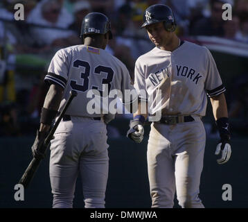 Oct 14, 2001 ; Oakland, CA, USA, New York Yankees, L-R, Alfonso Soriano et Derek Jeter célébrer après avoir marqué en quatrième manche pendant le jeu quatre des Division de la ligue américaine contre la série Oakland A's à Network Associates Coliseum à Oakland, Californie le dimanche, 14 octobre 2001. ( Banque D'Images