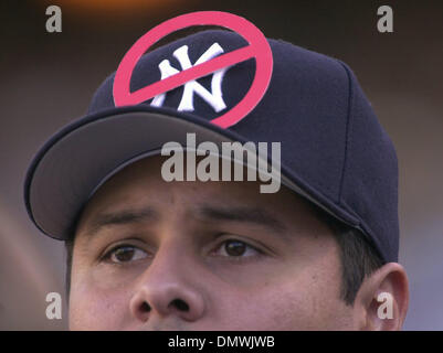 Oct 14, 2001 ; Oakland, CA, USA ; Un Oakland A's fan porte ses son avis de la Nouvelle York Yankee avant le début de l'Oakland A's match contre les Yankees de New York chez Network Associates Colosium à Oakland, Californie à la Division de la ligue américaine sur la série Samedi, Octobre, 13, 2001. Banque D'Images